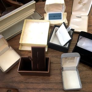 Preowned JEWERY BOXES-mixed sizes and material. Good condition.